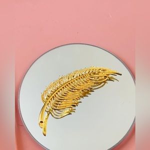 Adorable gold feather pin
